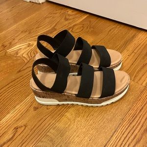 Universal Thread Platform sandals